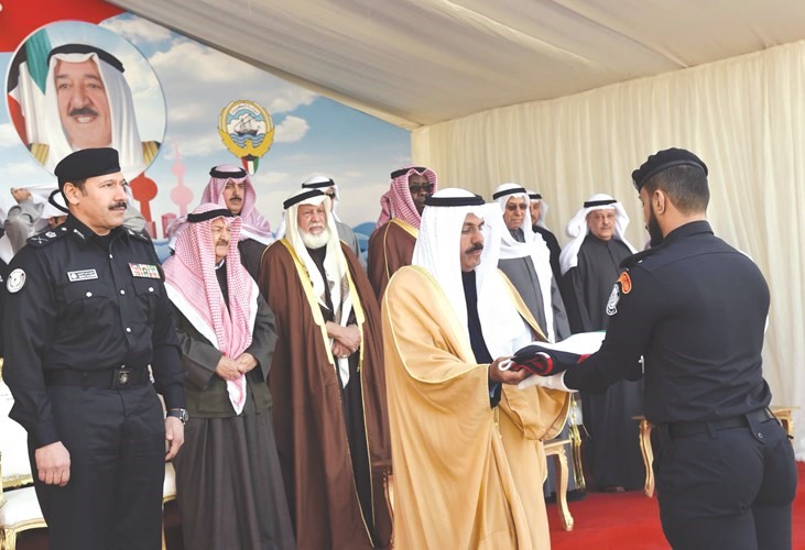 الشيخ أحمد النواف يهم بتقبيل علم الكويت﻿