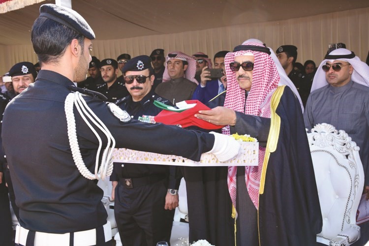 الفريق أول متقاعد أحمد الرجيب يهم بتقبيل علم البلاد في بداية المراسم﻿