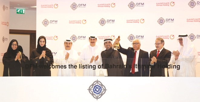 قرع جرس افتتاح السوق إيذانا بإدراج أسهم الإثمار في سوق دبي﻿