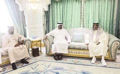صاحب السمو الشيخ خليفة بن زايد مستقبلا أخاه صاحب السمو الشيخ محمد بن زايد أمس -(وام)﻿