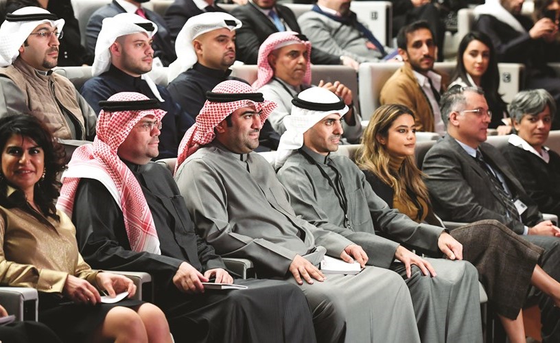 خالد الروضان وبدر الخرافي في مقدمة الحضور خلال المنتدى﻿