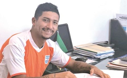 باولو هيرنان خلال توقيع العقد﻿