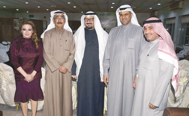  صالح الانبعي مع بعض الحضور﻿