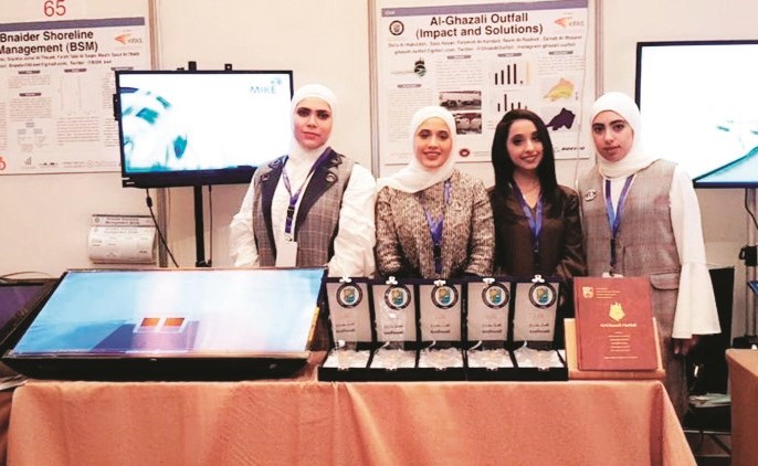 طالبات مشاركات في معرض التصاميم الهندسية﻿