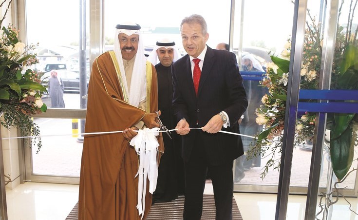 الشيخ أحمد النواف وريتشارد جروفس لحظة قص شريط الافتتاح﻿
