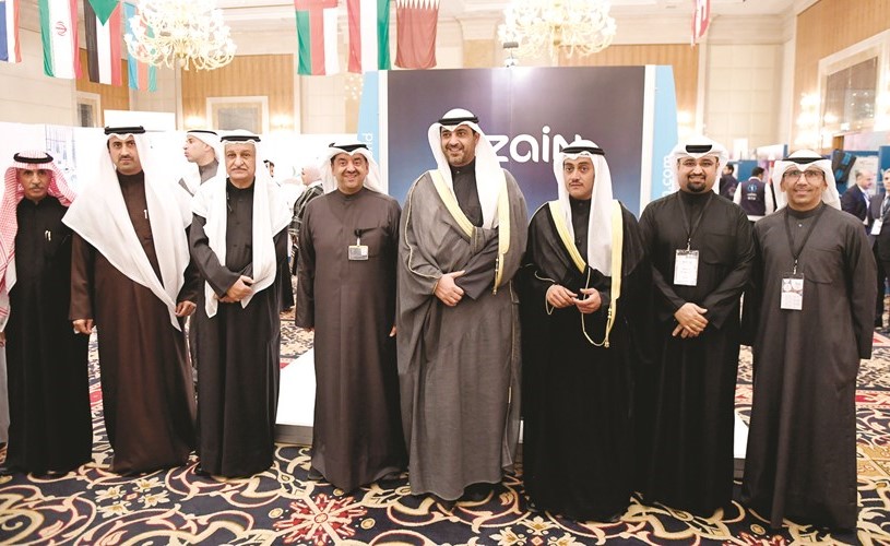 الشيخ محمد العبدالله وطلال الخرافي في جناح زين﻿