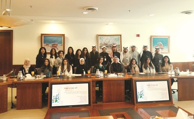 لقطة للمتدربين خلال زيارتهم إلى غرفة التجارة﻿