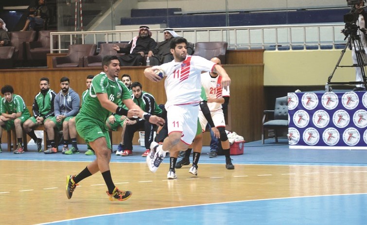  لاعب الكويت عبدالعزيز الدوسري منفردا بمرمى العربي﻿