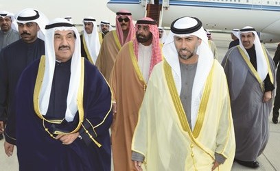 سمو الشيخ ناصر المحمد والوفد المرافق لدى وصولهم إلى الإمارات﻿