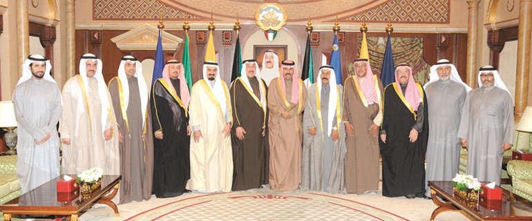 سمو ولي العهد الشيخ نواف الأحمد مستقبلا محافظ الجهراء الفريق فهد الأمير ومختاري المناطق بالمحافظة﻿