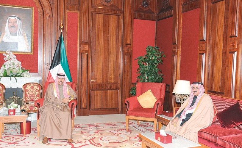 سمو ولي العهد الشيخ نواف الأحمد مستقبلا السفير سعود الرومي﻿