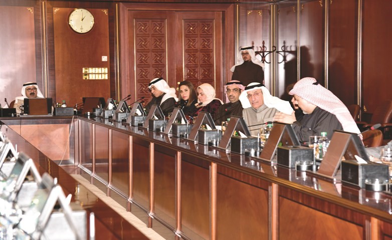 الشيخ ناصر صباح الأحمد مترئسا اجتماع اللجنة الوزارية لإعداد ومتابعة برنامج عمل الحكومة﻿