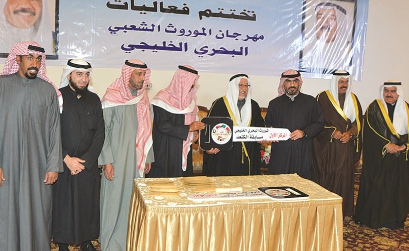 الشيخ علي الجراح والشيخ سالم النواف يكرمان الفائز بالمركز الأول في مسابقة الكنعد بحضور الفريق أول م. الشيخ أحمد النواف والفريق م. ثابت المهنا﻿