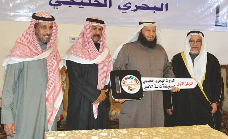 الفائز بالمركز الأول في مسابقة دانة الأمير يتسلم جائزته﻿