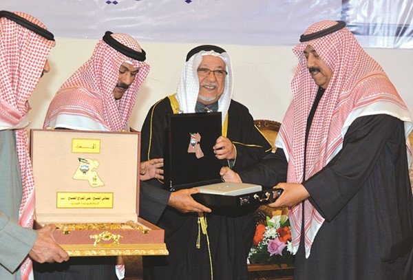  ﻿الشيخ سالم النواف يقدم هدية تذكارية إلى الشيخ علي الجراح﻿