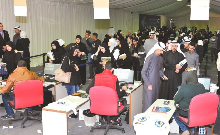 إقبال على شراء الكتب من الخيمة ﻿