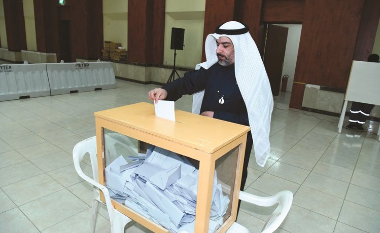 ناخب يدلي بصوته﻿