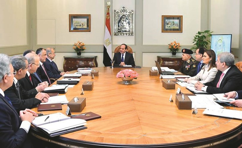 الرئيس عبدالفتاح السيسي مجتمعا مع م.شريف إسماعيل وطارق عامر ووزراء الدفاع والخارجية والداخلية والإسكان والاستثمار والعدل والمالية والقائم بأعمال رئيس المخابرات العامة ورئيس هيئة الرقابة الإدارية أمس﻿