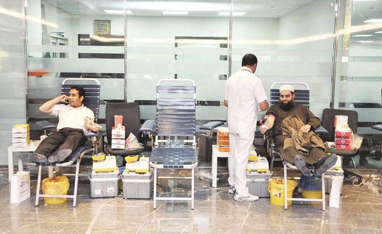 جانب من المتبرعين بالدم خلال الحملة	(عادل سلامة) ﻿