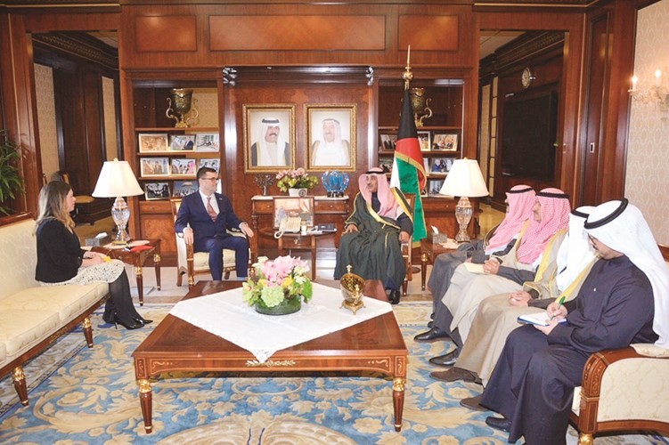 الشيخ صباح الخالد خلال استقباله سفير أستراليا جوناثان جيمز غيلبرت﻿