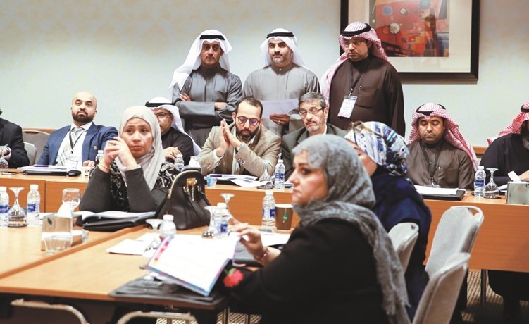 جانب من اجتماع لجنة التحكيم لتقييم الاختراعات المشاركة بحضور طلال جاسم الخرافي﻿