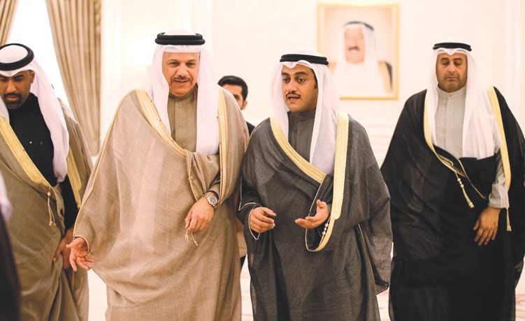 طلال جاسم الخرافي مستقبلا د.عبداللطيف الزياني لدى وصوله إلى البلاد﻿