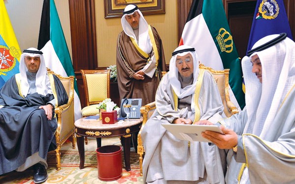 صاحب السمو الأمير الشيخ صباح الأحمد يستمع لشرح حول مشروع الممر الإقليمي للاتصالات من سالم الأذينة بحضور أنس الصالح