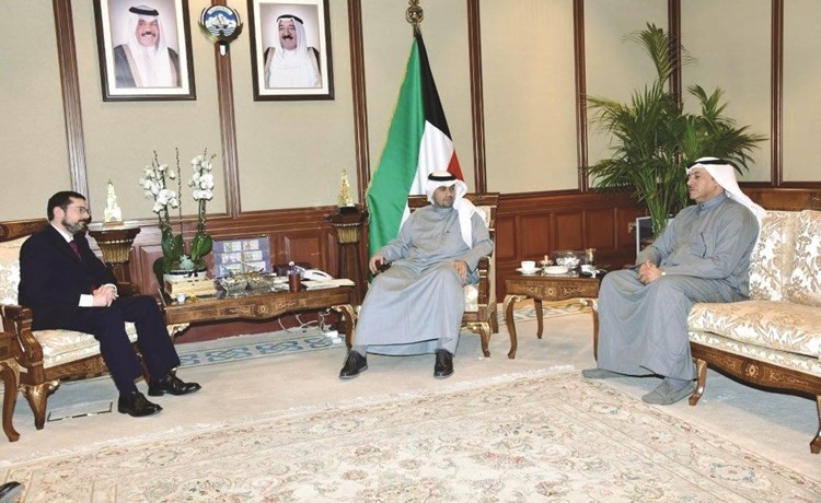  انس الصالح مستقبلا سفير أمن المعلومات البريطاني كونراد برنس بحضور سالم الاذينة ﻿