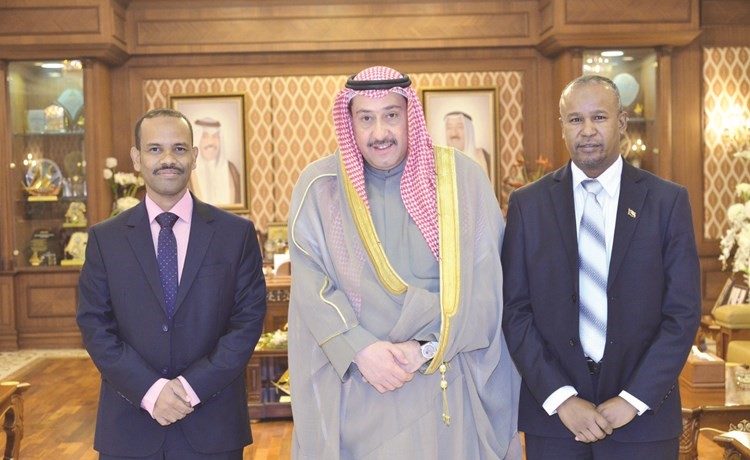 الشيخ فيصل الحمود ومحافظ الفشقة بالسودان محمد آدم والمستشار الاقتصادي بالإنابة في سفارة السودان حسين عوض الله﻿