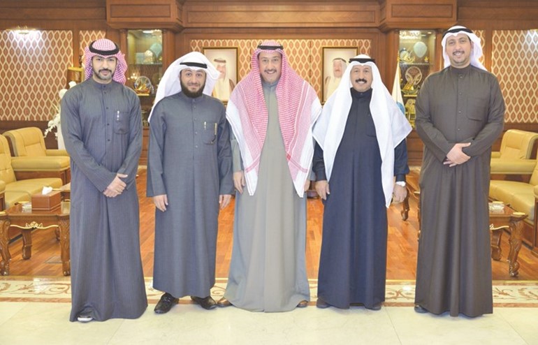 الشيخ فيصل الحمود ورئيس مجلس إدارة جمعية الرحاب التعاونية أحمد الرشيدي وأعضاء مجلس الإدارة﻿