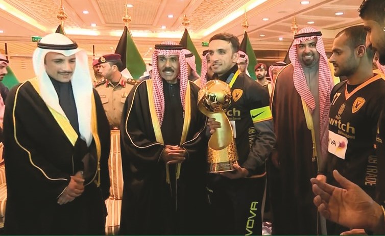 سمو ولي العهد الشيخ نواف الأحمد يسلم الكأس إلى كابتن القادسية بحضور رئيس مجلس الأمة مرزوق الغانم والشيخ خالد الفهد وبدر المطوع﻿