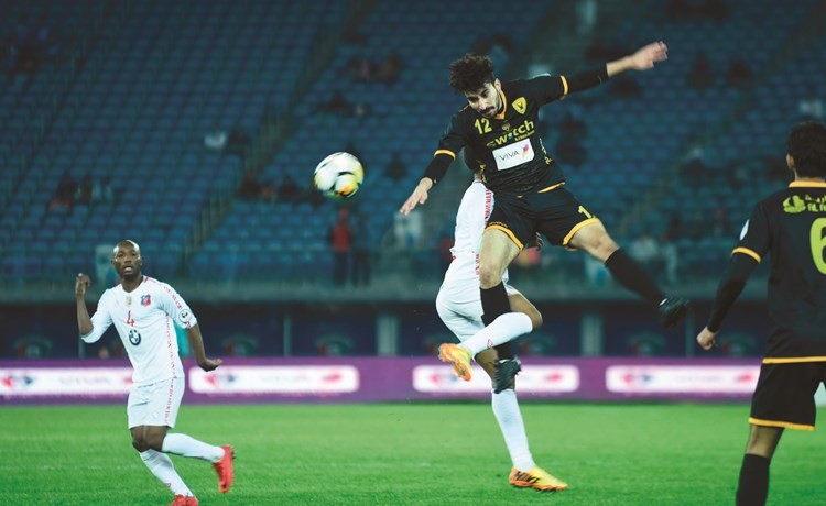 لاعب القادسية محمد خليل في صراع على الكرة مع مدافع الكويت سامي الصانع	 (أحمد علي)﻿