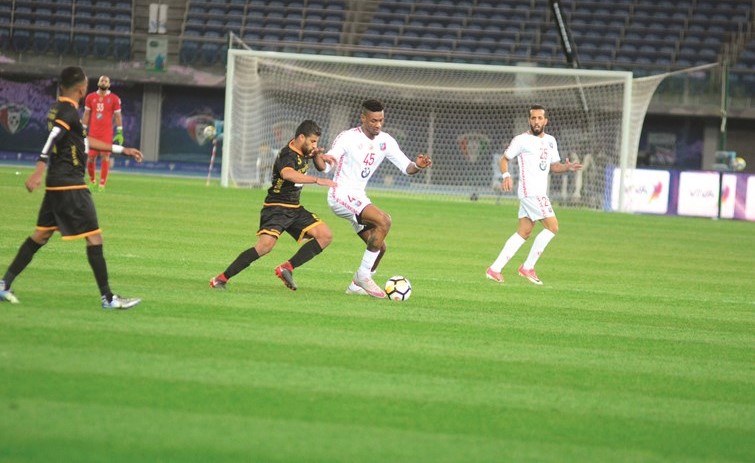 مهاجم الكويت جمعة سعيد يتعرض للمضايقة من لاعب القادسية رضا هاني ﻿