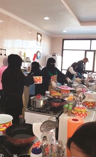 تنافس شديد بين المشاركاتفي مسابقة الطبخ التراثي ﻿