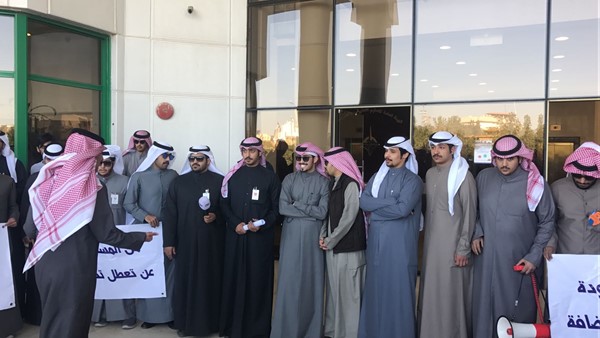 بالفيديو..طلبة "التطبيقي" يعتصمون لعدم طرح الشعب الدراسية اللازمة لهم