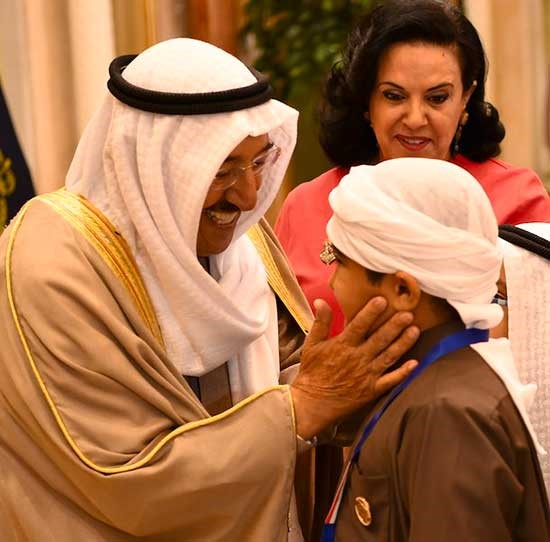 الأمير لأبناء الشهداء المتفوقين :استمروا في مسيرتكم العلمية للإسهام في بناء وتنمية الوطن