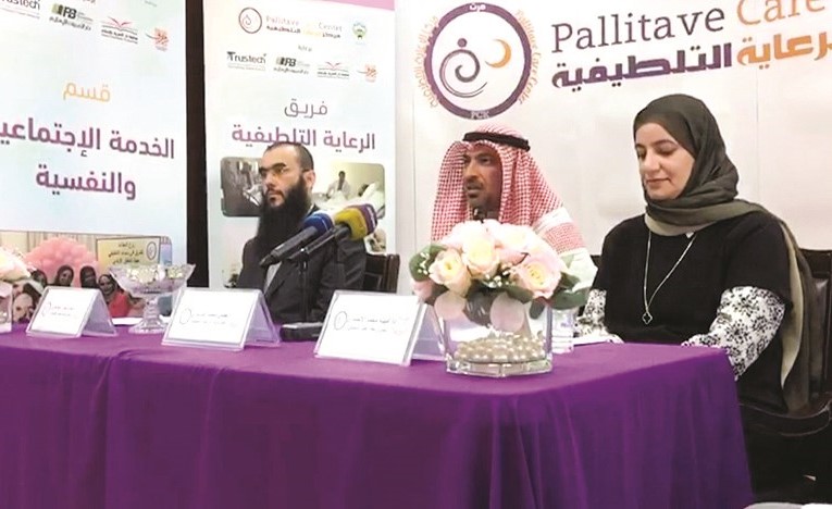 د. حسن الدوسري يتوسط د. امينة الانصاري ود. عبدالرحمن عبدالعزيز خلال المؤتمر﻿