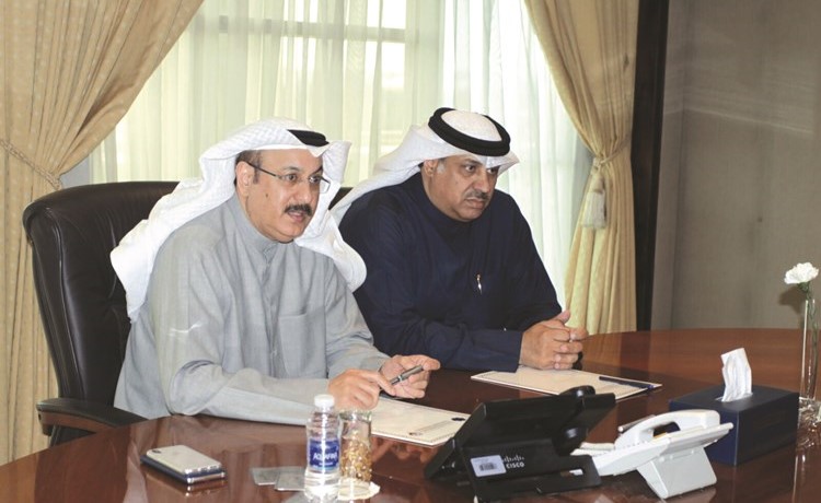 د.عبدالله العويصي ومساعد العسعوسي عقب توقيع الاتفاقية ﻿