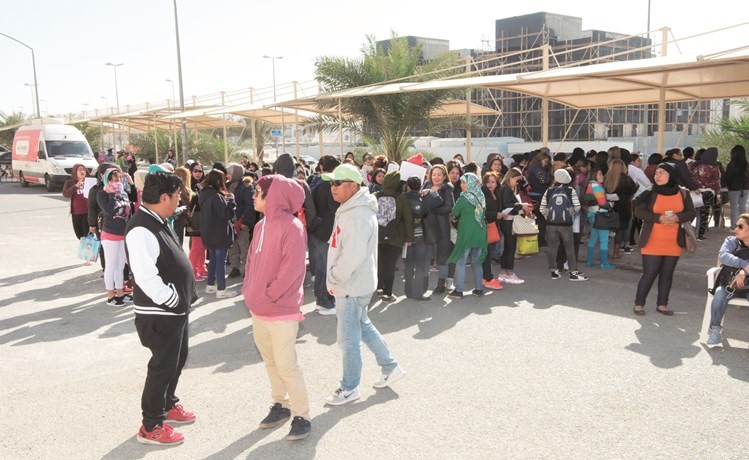 أعداد كبيرة من أبناء الجالية الفلبينية توافدت على سفارة بلادهم لتسجيل رغبتهم في الاستفادة من مهلة الداخلية لمخالفي الإقامة﻿