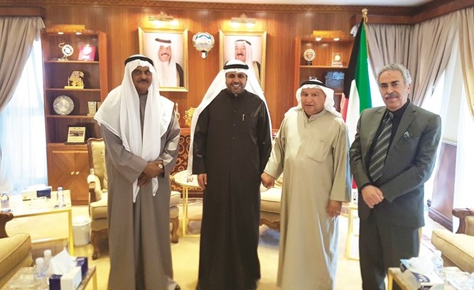 من اليمين أنطوان بارا ومحمد الخضر والوزير الجبري ومساعد الغوينم﻿