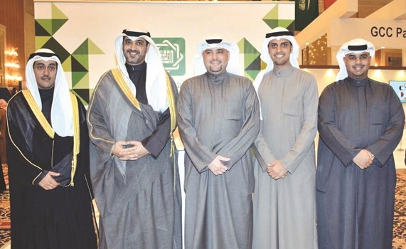 ممثل سمو الأمير بجانب مسؤولي بيتك والنادي العلمي﻿