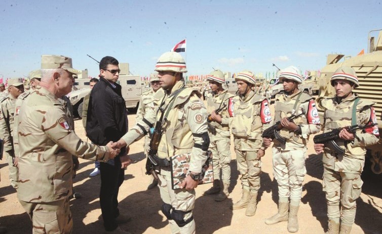 رئيس أركان حرب القوات المسلحة الفريق محمد فريد خلال تفقده عناصر من تشكيلات ووحدات الجيش الثاني الميداني المتمركزة بسيناء﻿