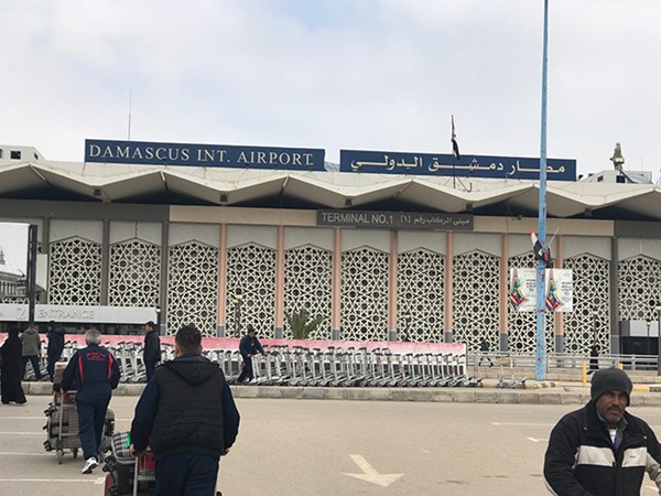 قذائف صاروخية على مدرج مطار دمشق بالقرب من طائرة تقل مشاركين في "سوتشي"