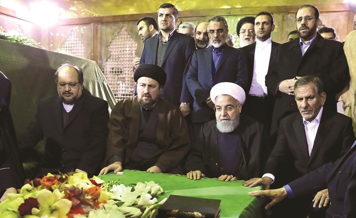 الرئيس روحاني خلال زيارته ضريح الخميني عشية الذكرى 39 للثورة الايرانية امس	 (ا.پ)﻿