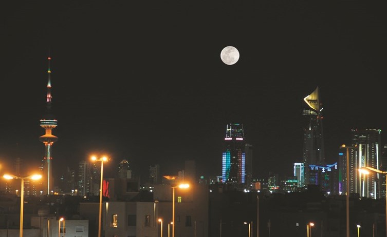 القمر كما ظهر في سماء الكويت مساء أمس -(هاني الشمري)﻿