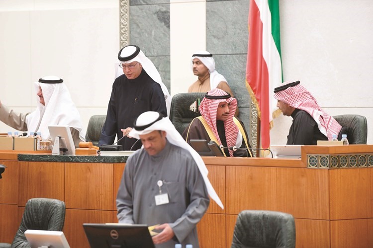 رئيس مجلس الأمة مرزوق الغانم ونائبه عيسى الكندري وأمين السر د.عودة الرويعي ومبارك الحريص على المنصة	(هاني الشمري)﻿