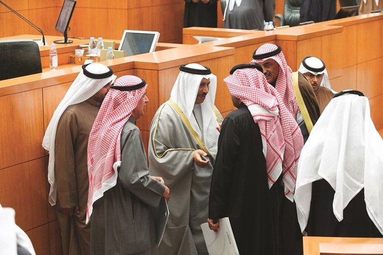 سمو الشيخ جابر المبارك والشيخ صباح الخالد ومحمد الجبري وعبدالله الرومي بعد رفع الجلسة﻿