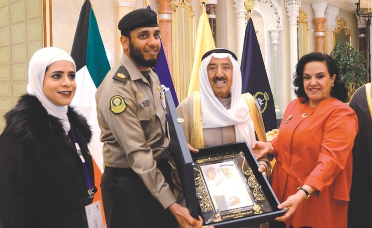 هدية تذكارية لصاحب السمو الأمير الشيخ صباح الأحمد من مكتب الشهيد ﻿