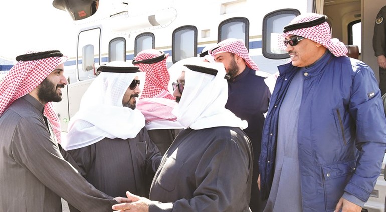 الشيخ ناصر صباح الأحمد والشيخ صباح الخالد لدى وصولهم إلى المزرعة ﻿