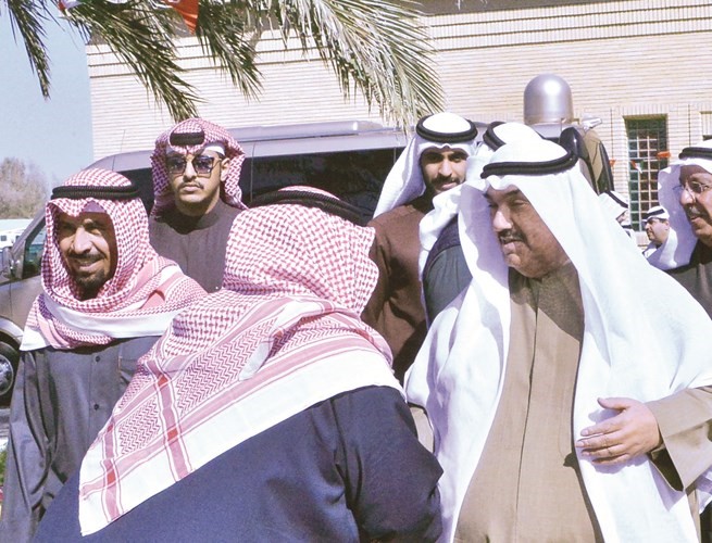سمو الشيخ ناصر المحمد لدى وصوله وفي استقباله الشيخ علي الجابر ﻿